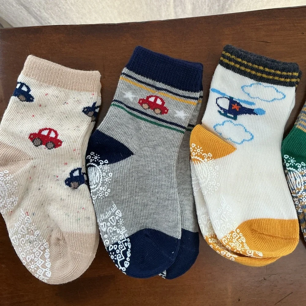 NWT Rative Non-Slip Socks Package of 6